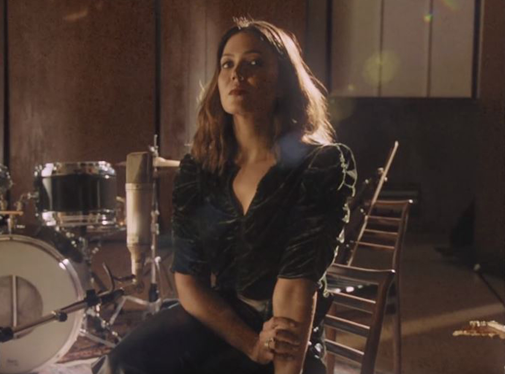 Mandy Moore S Fifteen Music Video Is A Love Letter To Her Teen Self E Online Ap